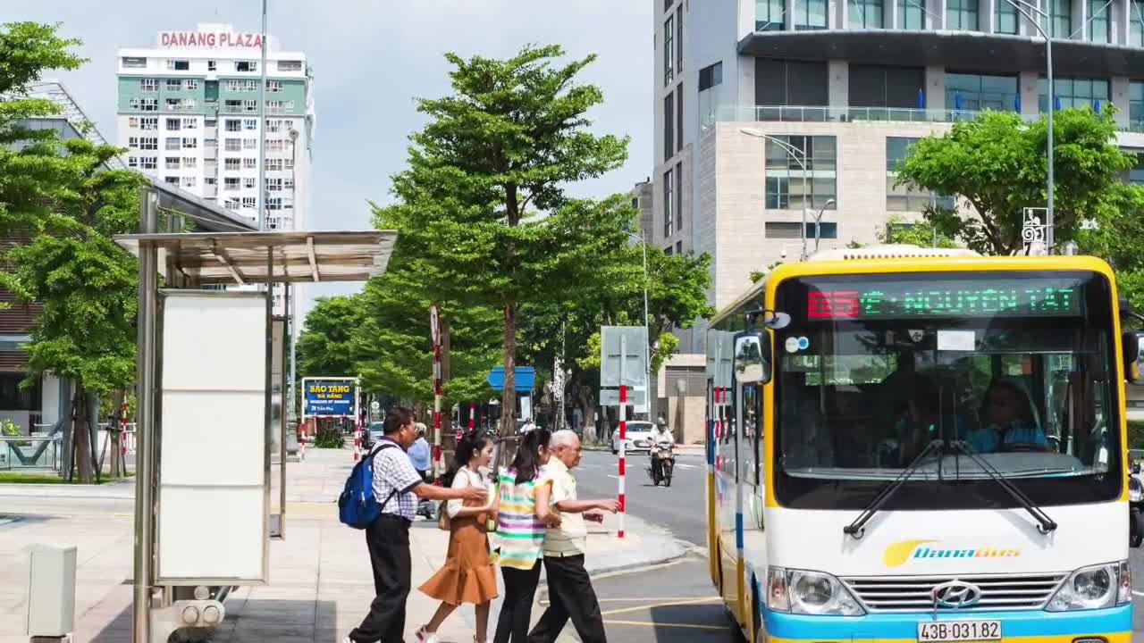 Đà Nẵng: Đình chỉ 15 ngày tài xế, phụ xe buýt đuổi khách không có tiền lẻ