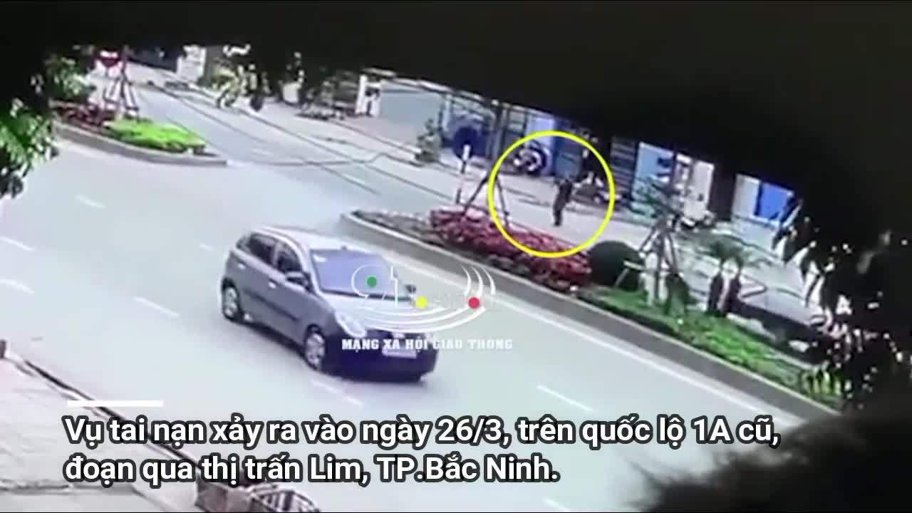 Clip: Vấp ngã khi chạy qua đường, người đàn ông bị xe tải cán tử vong