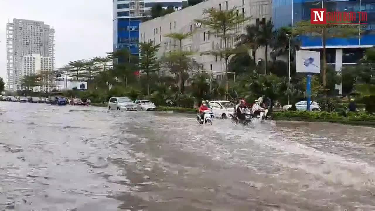 Mưa lớn, hàng loạt xe chết máy giữa đường vì ngập nước