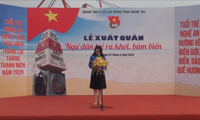 Video: Nghệ An tặng 500 cờ Tổ quốc cho ngư dân vươn khơi, bám biển