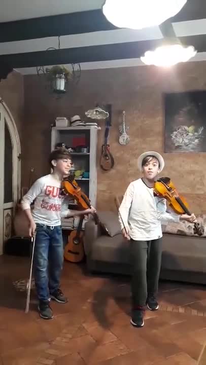 Video: Cặp song sinh 12 tuổi vui vẻ biểu diễn violin online vì dịch Covid-19 