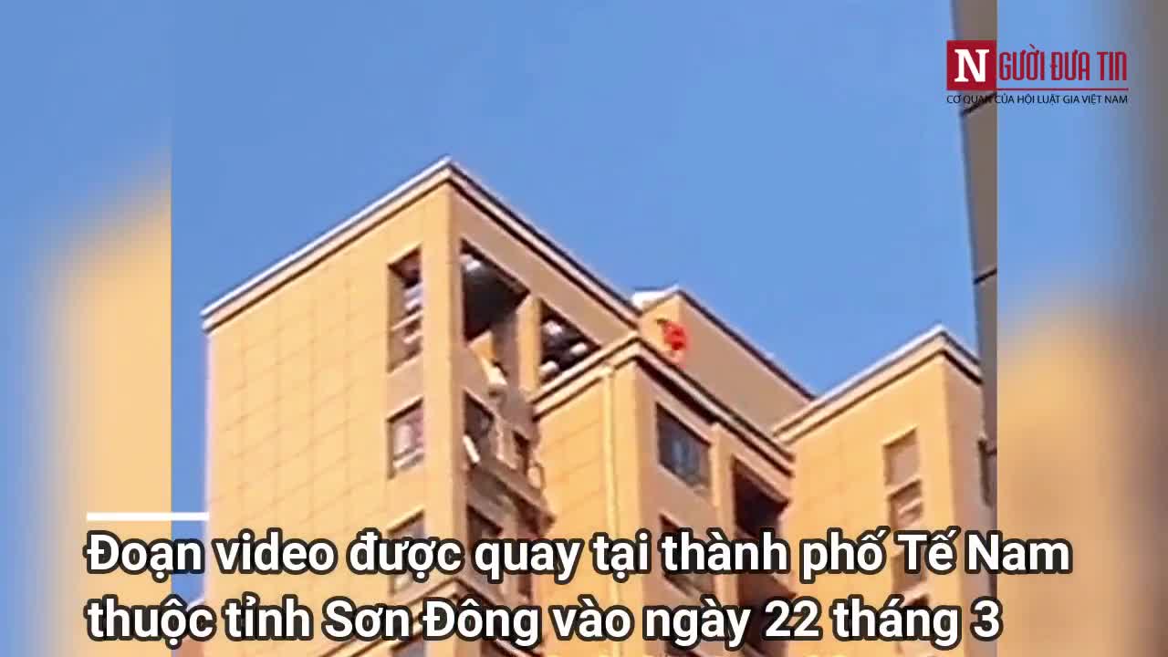 Lính cứu hỏa chộp lấy người phụ nữ nhảy lầu tự tử từ tầng 32