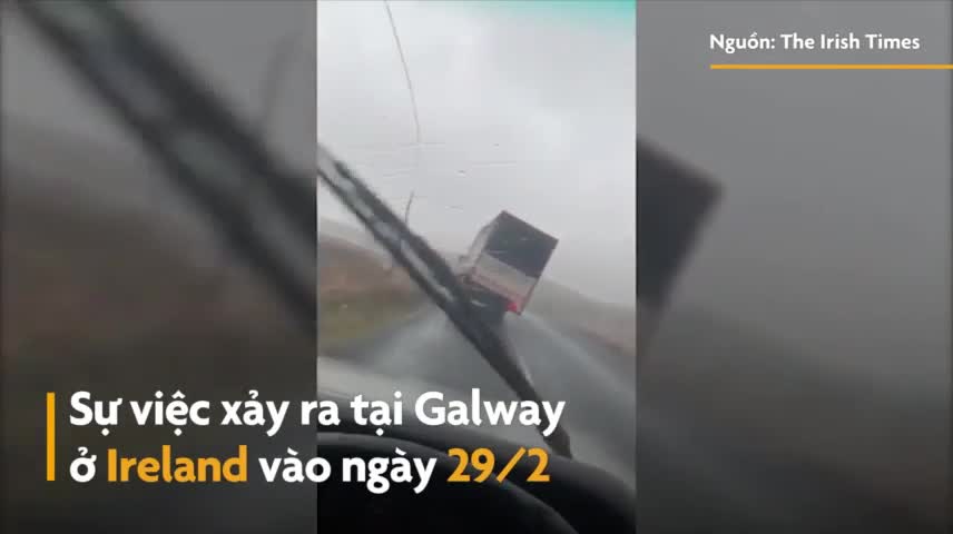 Xe tải bị gió thổi lật trong mưa