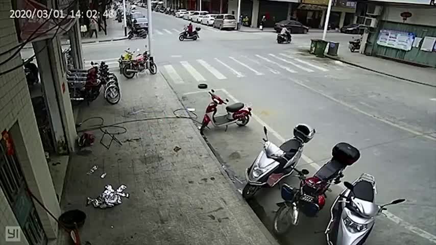 Clip: Kinh hoàng cảnh 2 xe ô tô và 1 xe máy tông nhau ngay giữa giao lộ