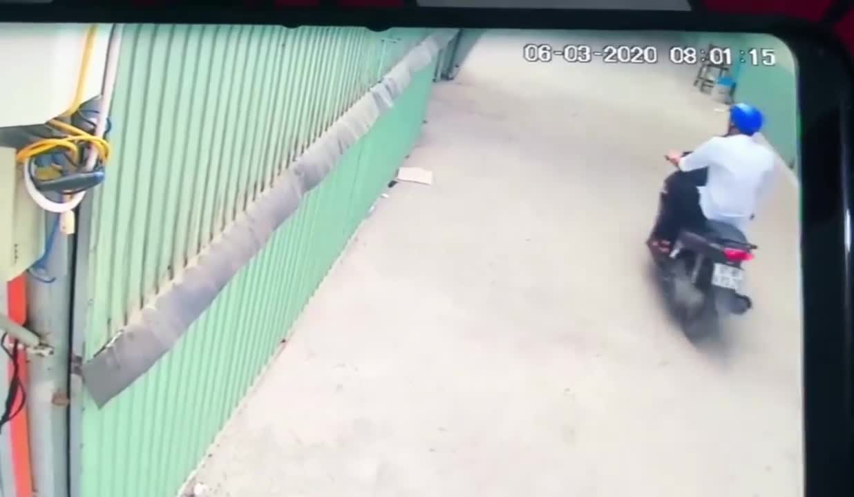 Phẫn nộ cảnh cô gái bị thanh niên đi xe máy sàm sỡ ngay giữa đường