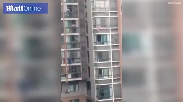 Trèo ra ngoài cửa sổ chung cư để đi tìm mẹ, bé gái 5 tuổi lơ lửng ở tầng 6