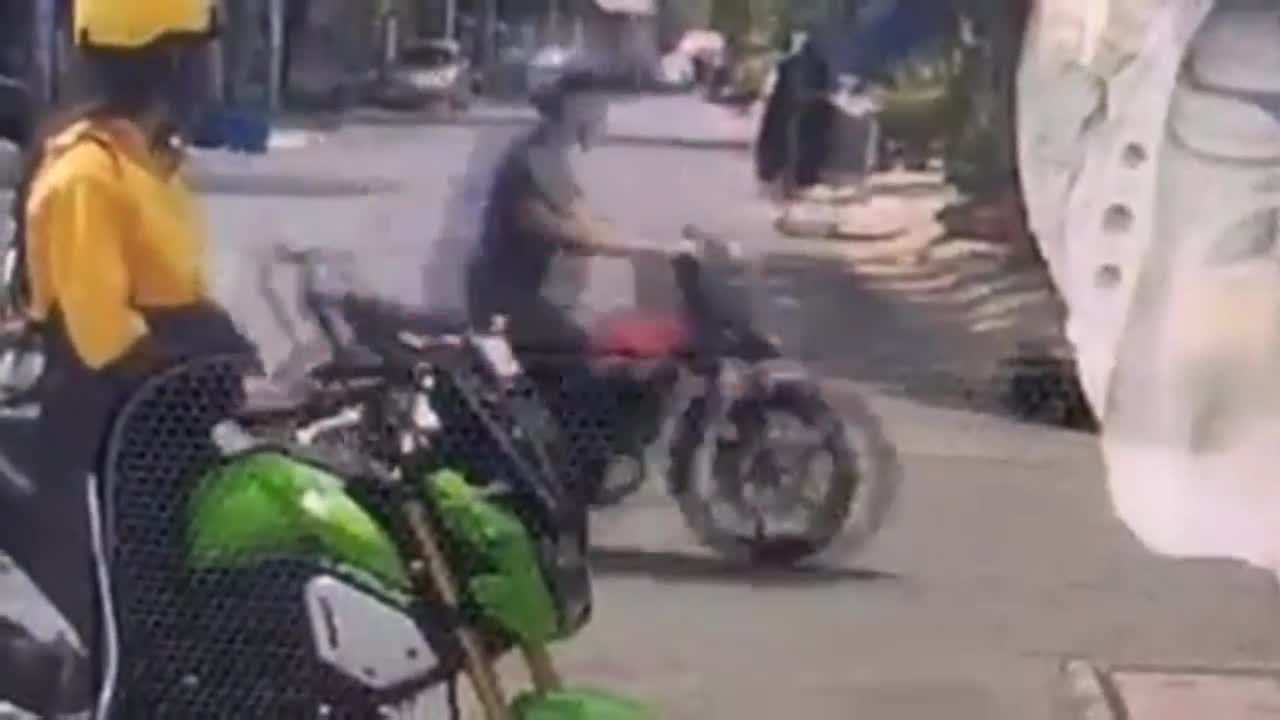 Cô gái đi mô tô phân khối lớn bị cướp giật túi xách ngay giữa phố