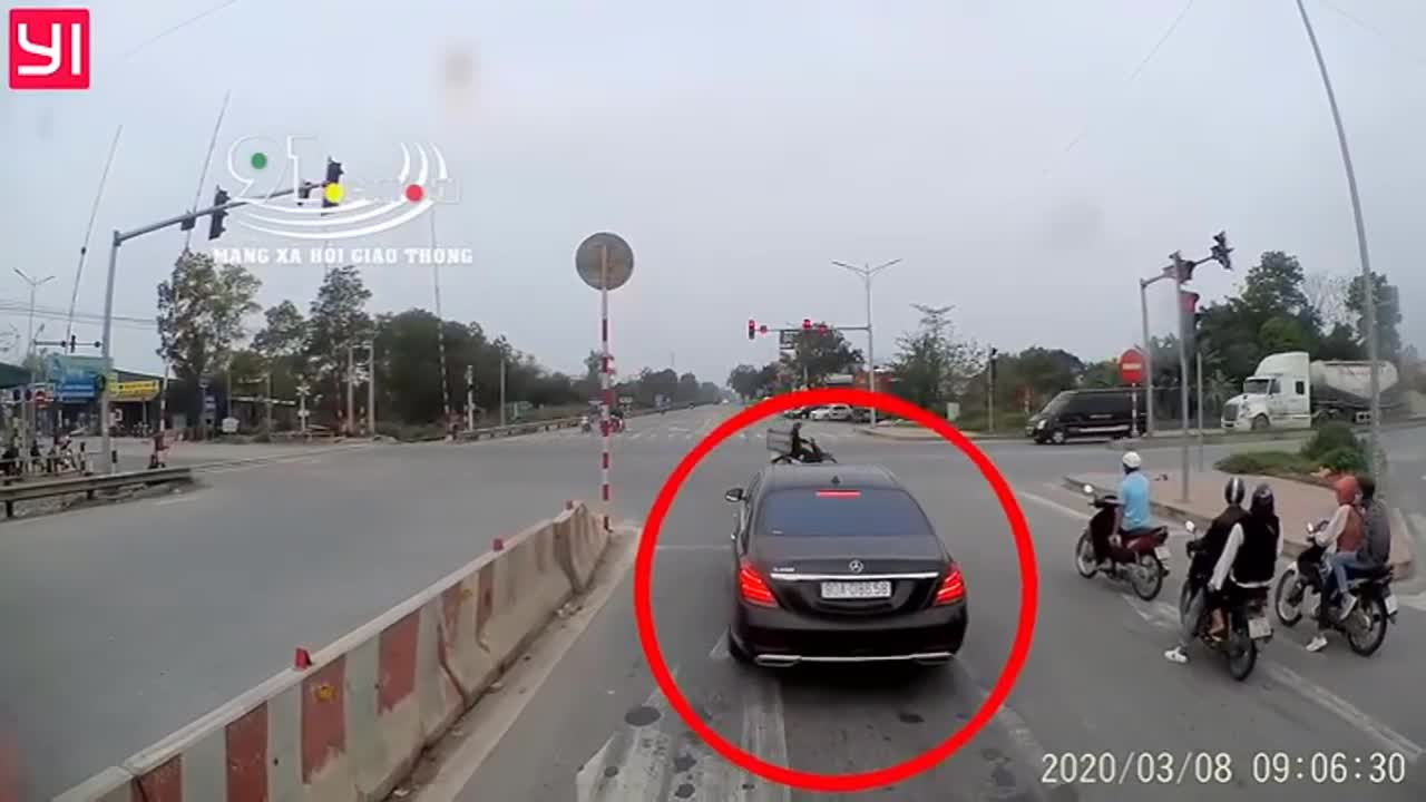 Tạt đầu ô tô, người đàn ông đi xe máy bị nữ tài xế tông văng xuống đường