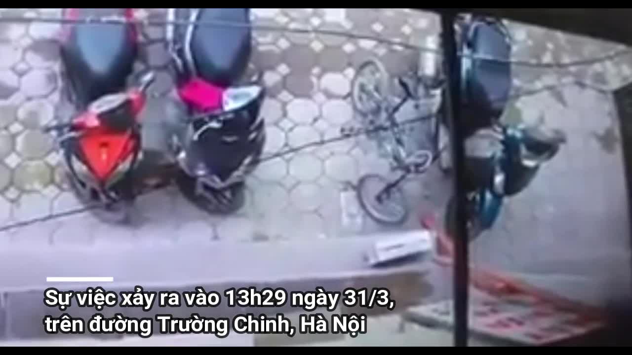 Clip: Thanh niên bẻ khóa, trộm SH ngay giữa phố Hà Nội chỉ trong 10 giây
