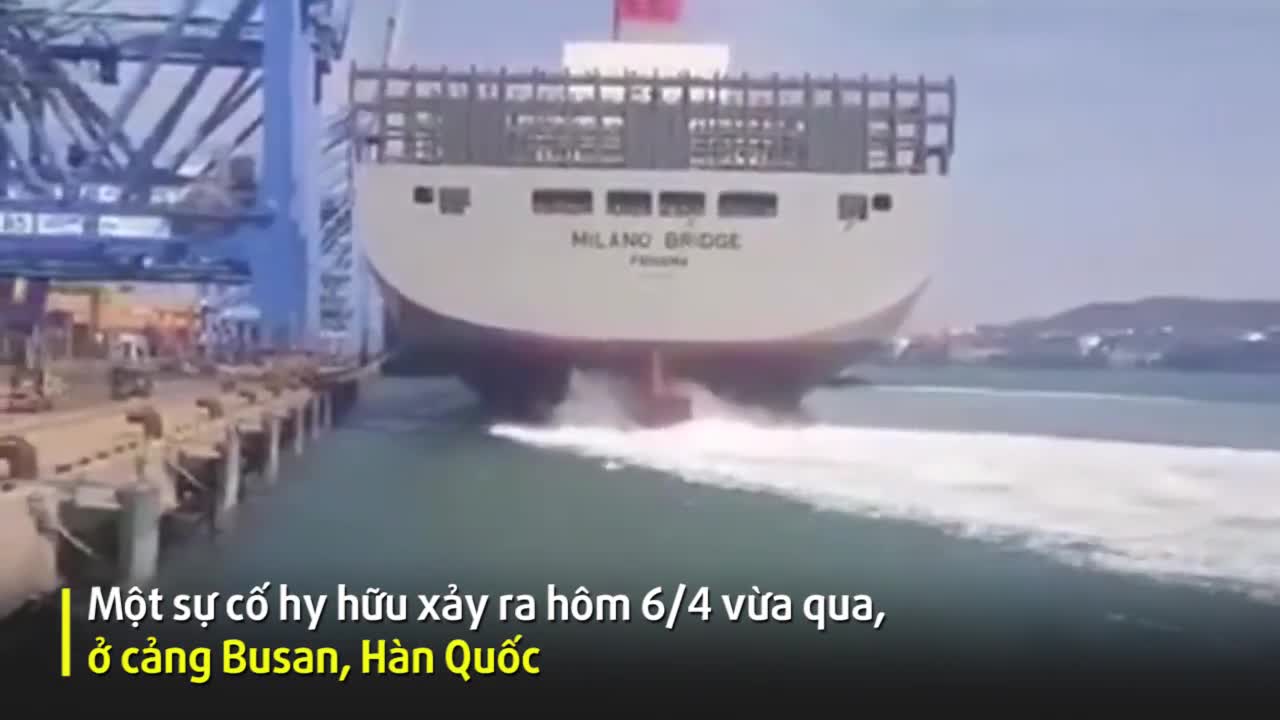 Tàu chở container tông sập cần cẩu tại Hàn Quốc