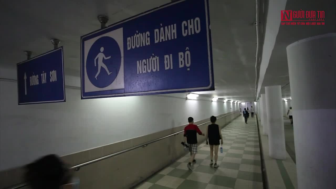 Người dân tập thể dục tại hầm đi bộ