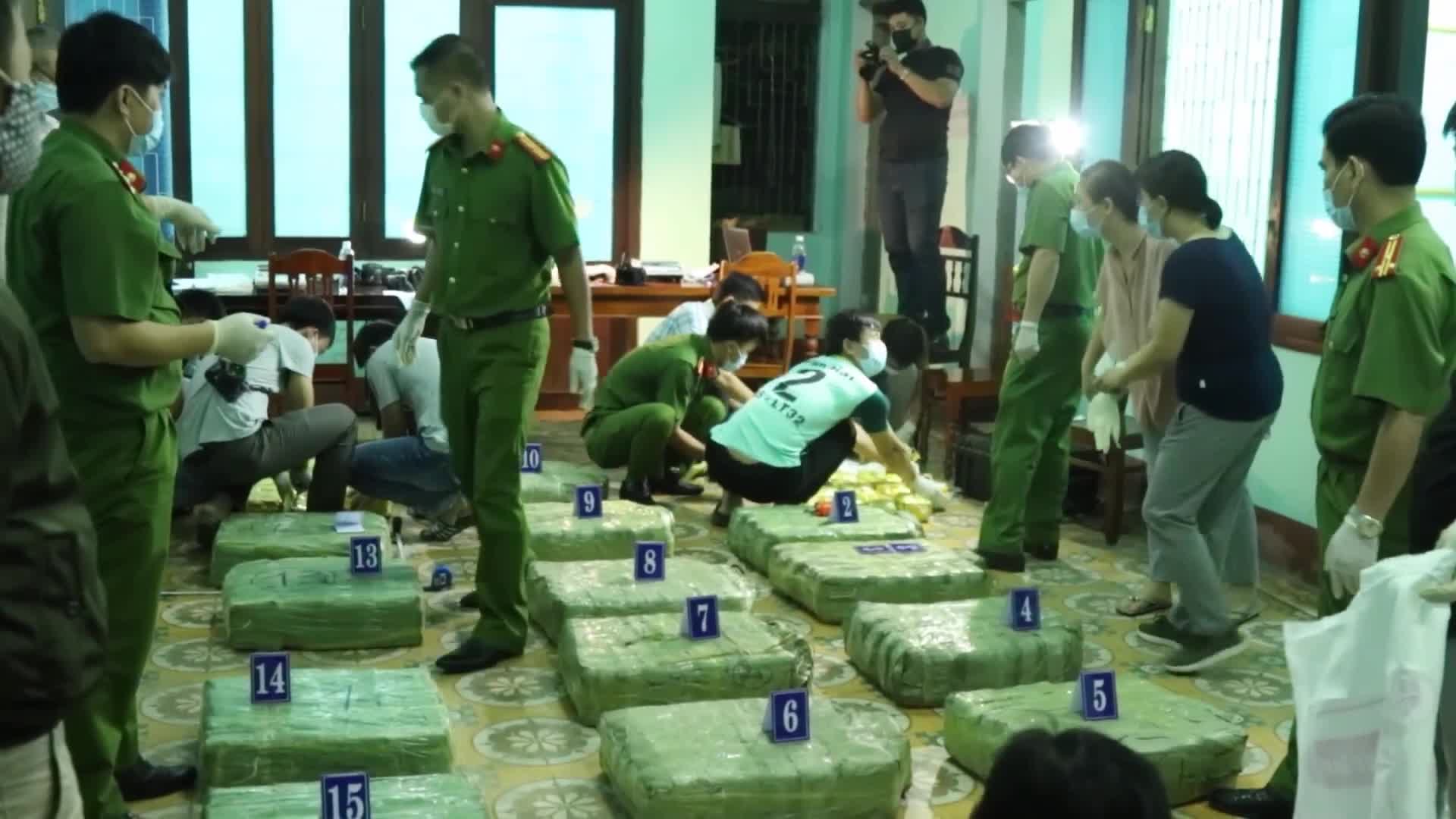 Cận cảnh 300kg ma túy đá vừa được lực lượng Công an tỉnh Quảng Bình bắt giữ