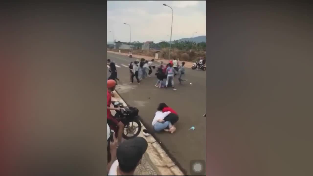 Clip: Hàng chục nữ sinh lao vào đánh nhau, nam sinh đứng ngoài hò reo cổ vũ