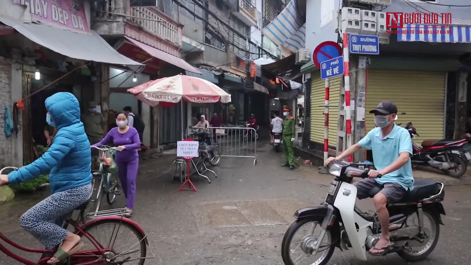 Hà Nội: Công an tăng cường kiểm soát thân nhiệt người ra vào chợ