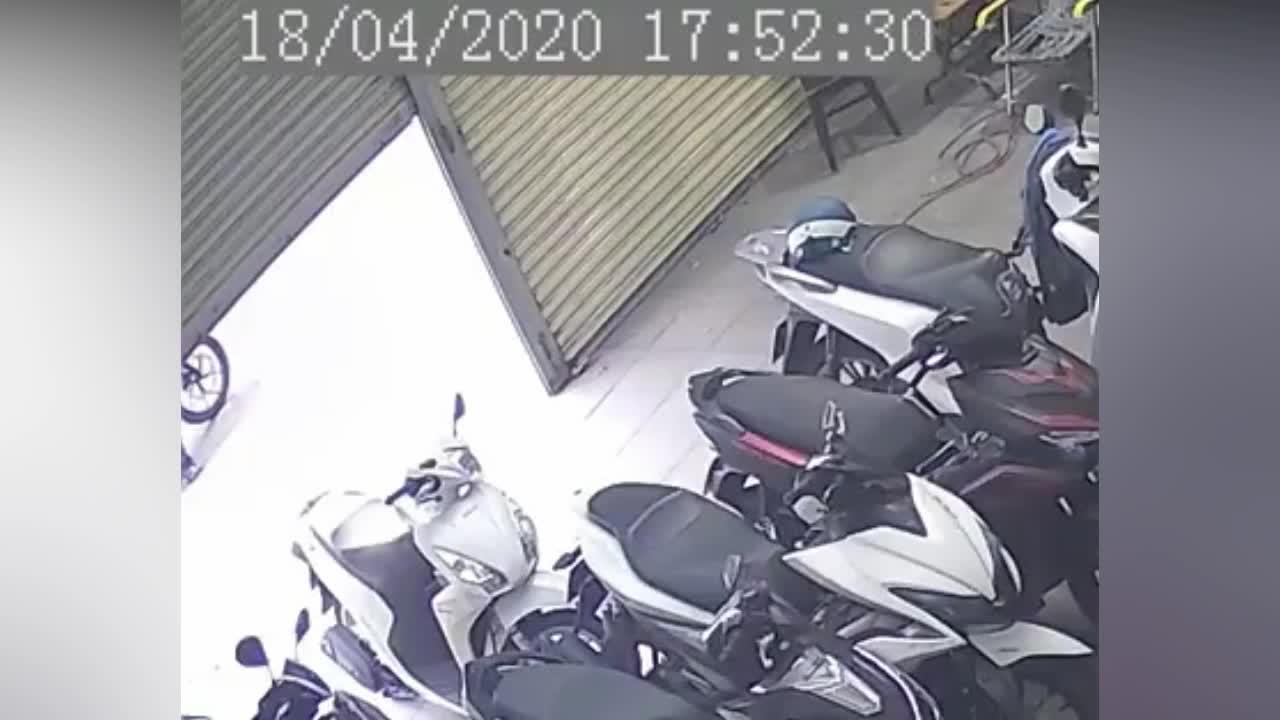 Clip: Cận cảnh màn bẻ khóa, trộm xe máy chỉ trong 3 giây ở TP.HCM