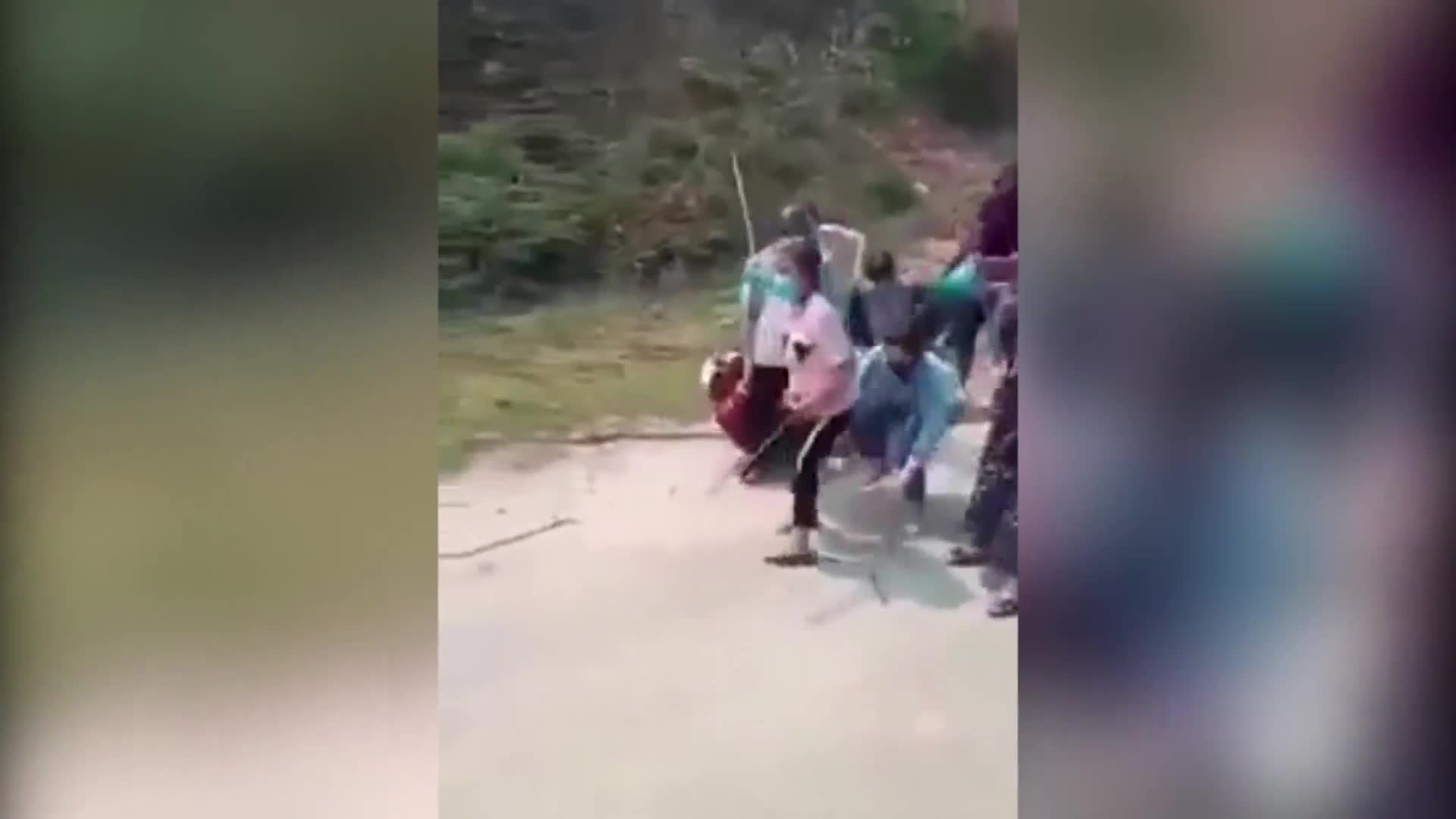 Clip: Hơn 20 nữ sinh ở Thanh Hóa cầm gậy sắt hỗn chiến nhau giữa đường