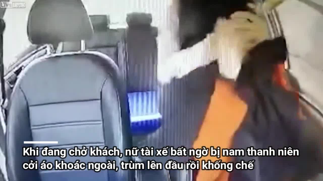 Clip: Nam thanh niên cởi áo khoác khống chế nữ tài xế ngay trên taxi