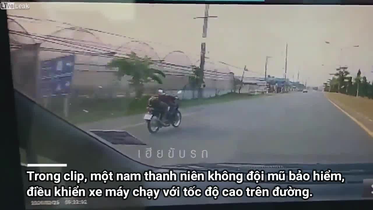 Thanh niên đi xe máy làm xiếc trên phố và cái kết khiến người xem rùng mình