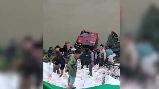 Clip: Xe chở hàng chục tấn gạo lao xuống sông Lô