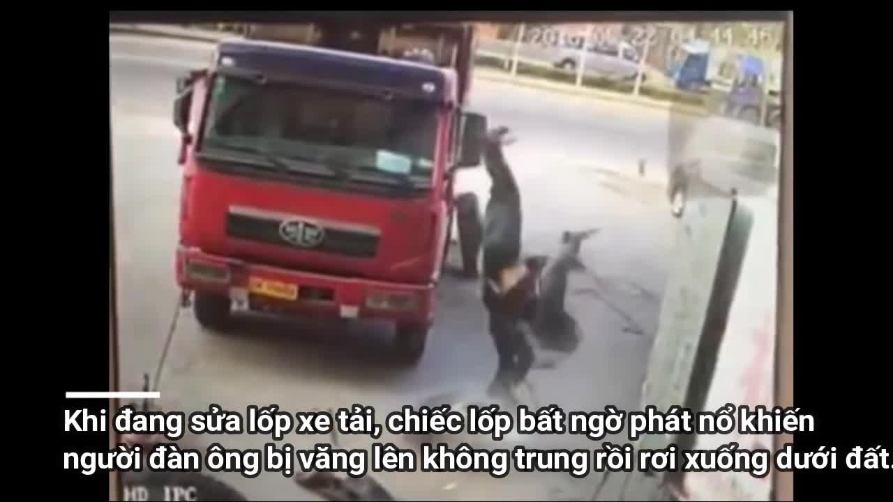Clip: Lốp xe tải bất ngờ phát nổ khiến người đàn ông văng lên không trung