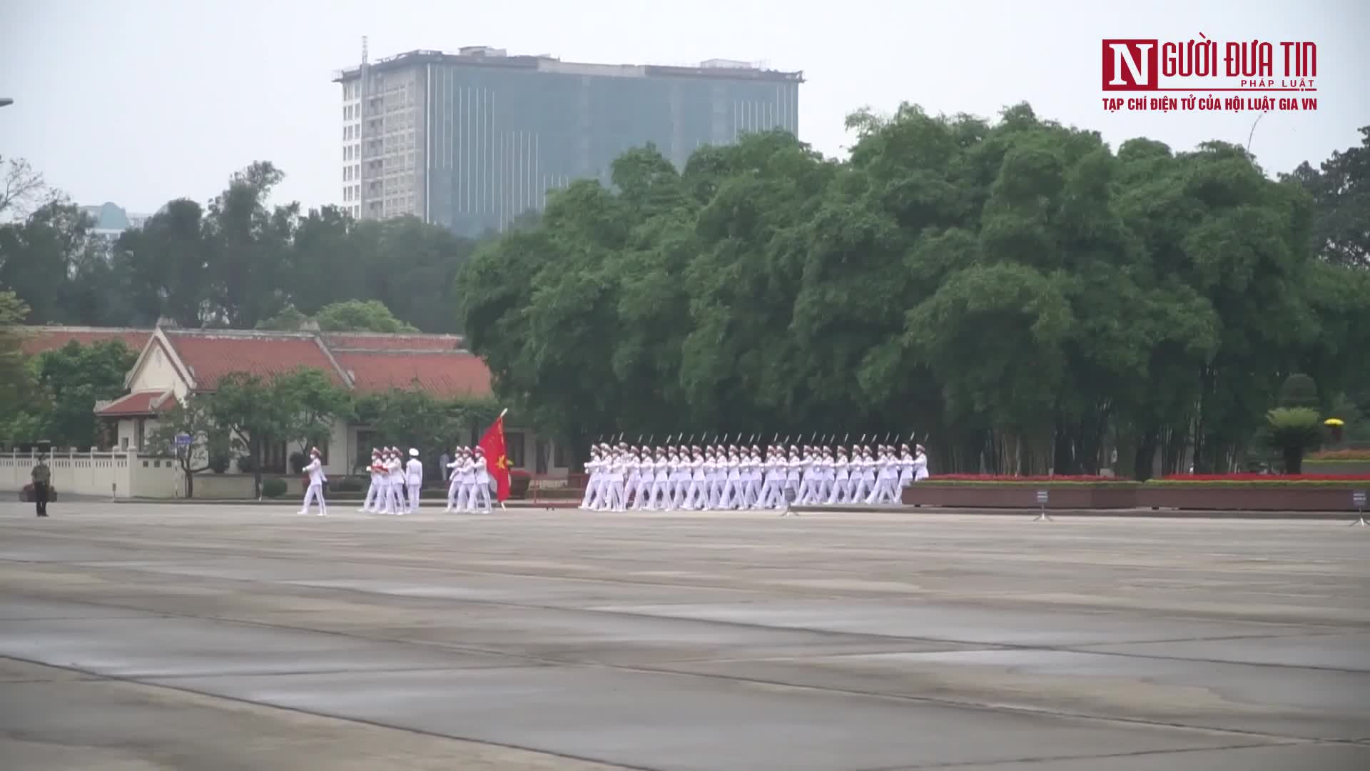 Thiêng liêng nghi lễ thượng cờ tại lăng Chủ tịch Hồ Chí Minh