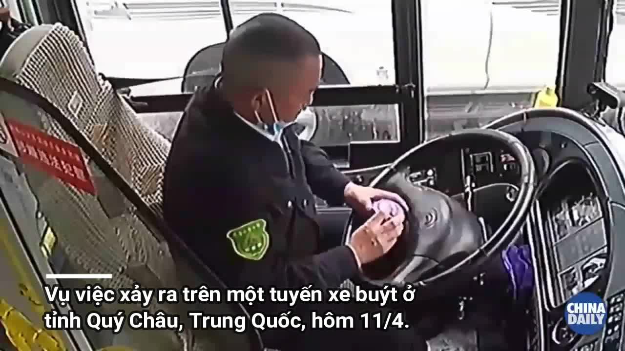 Tài xế cố gắng sơ tán hành khách an toàn trước khi qua đời