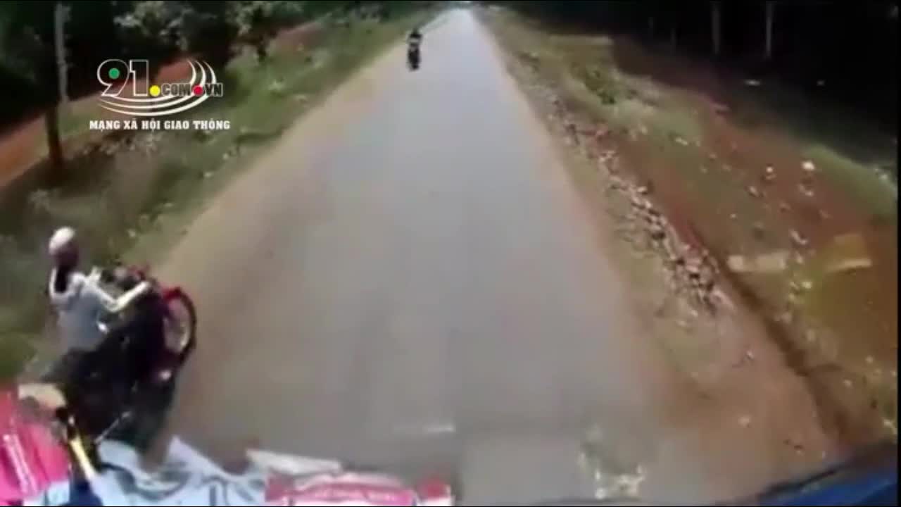 Vượt ẩu đấu đầu xe máy, người phụ nữ ngã trước đầu xe tải và cái kết
