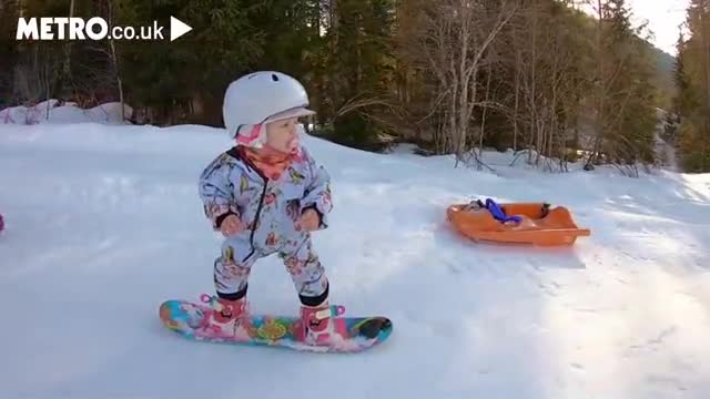Choáng với kỹ năng trượt tuyết điêu luyện của em bé 1 tuổi - Báo Dân trí