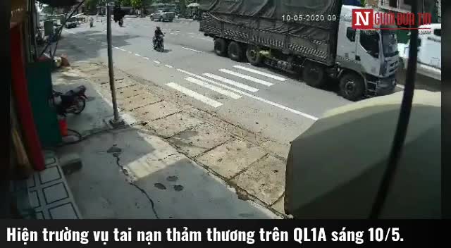 Video hiện trường vụ xe container tông xe khách khiến 1 người đứng bắt xe buýt tử vong