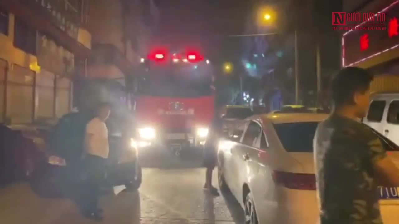 Dân Trung Quốc lật ô tô dọn đường cho xe cứu hỏa