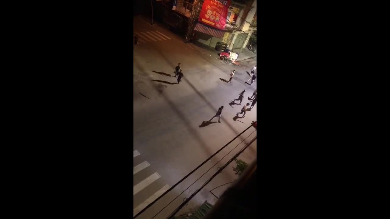 Clip: Hỗn chiến kinh hoàng ở Quy Nhơn, nam thanh niên bị chém gục tại chỗ