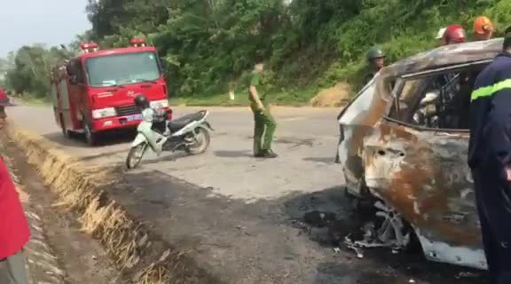 Xe con bốc cháy dữ dội trên đường, tài xế bị bỏng nặng