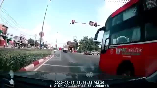 Clip: Phẫn nộ xe khách vượt đèn đỏ va chạm với người đi xe máy rồi bỏ chạy