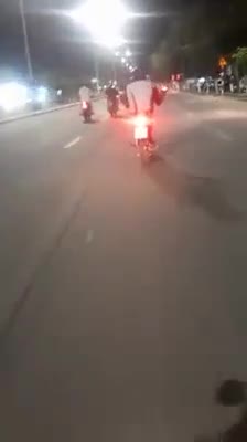 Clip thanh niên làm xiếc trên đường Nguyễn Tất Thành - Đà Nẵng