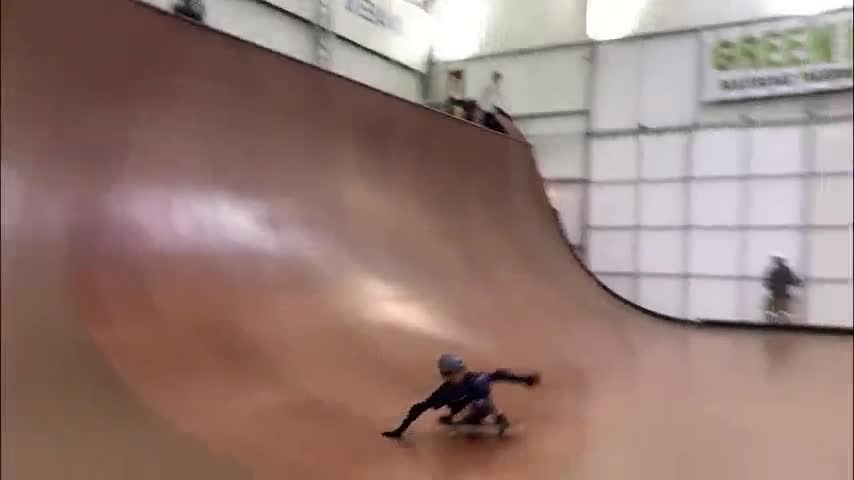 Video: Choáng váng với màn trượt ván điêu luyện của cậu bé 11 tuổi