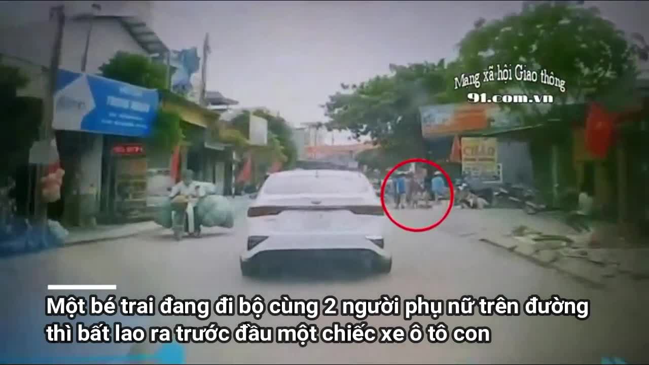 Clip: Đột ngột lao sang đường, bé trai bị ô tô cán trúng chân