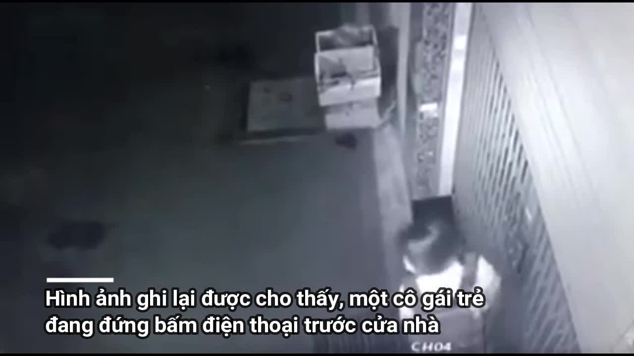Clip: Cô gái bị gã đàn ông sàm sỡ tới 2 lần ngay trước cửa nhà