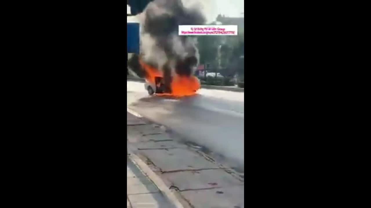 Clip: Ô tô đang chạy bất ngờ bốc cháy dữ dội ở Quảng Ninh