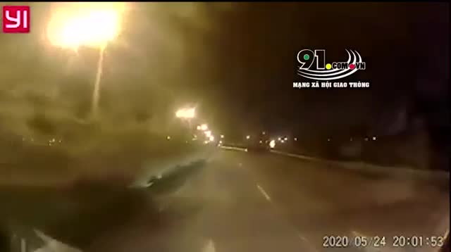 clip: Cái kết đắng cho hai kẻ ngang nhiên đi ngược chiều trên quốc lộ trong đêm