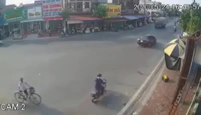 Đi trúng vào điểm mù xe tải, bé gái đi xe đạp bị cán thương tâm ở Nam Định