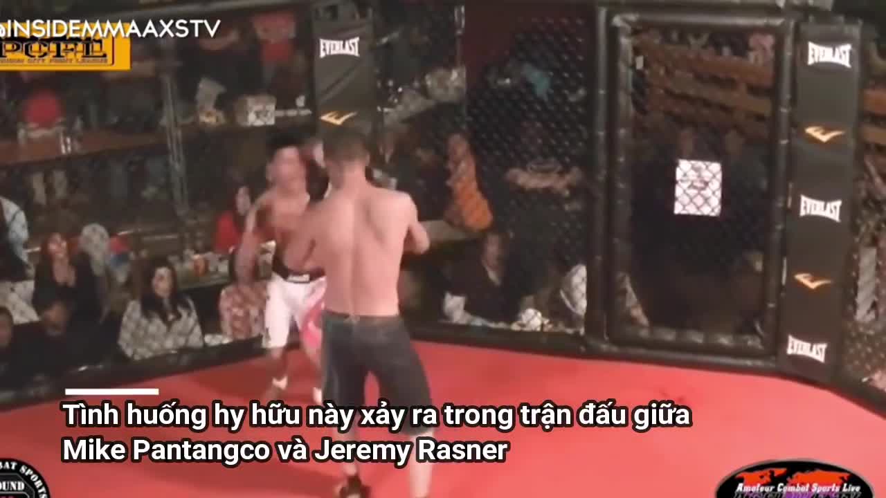 Clip: Đang đánh đối thủ bầm dập, võ sĩ MMA lại bất ngờ quỳ gối xin thua