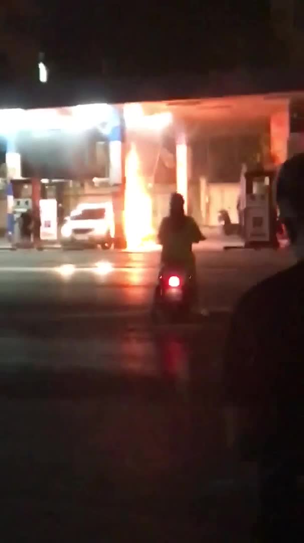 Clip: Kinh hoàng cháy cây xăng ở Hà Nội lúc nửa đêm, người dân hô hào nhau dập lửa