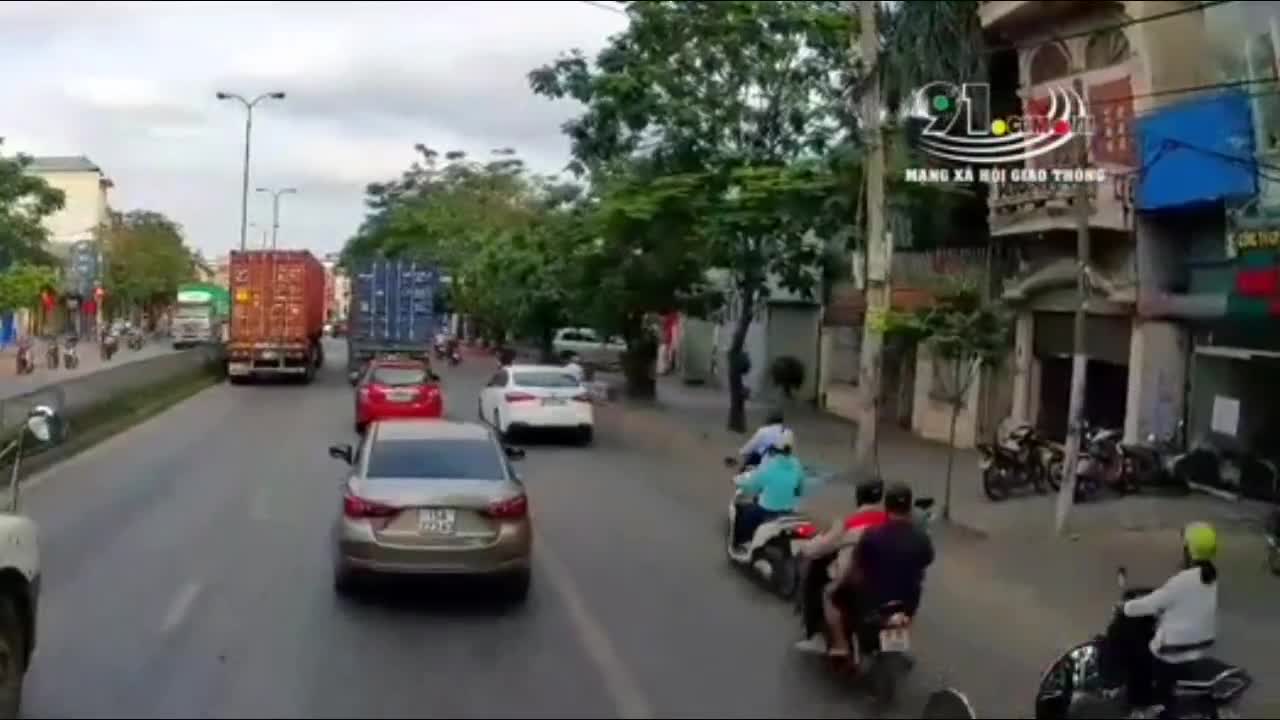 Clip: Cố chen vào làn xe máy, nữ tài xế đâm người đàn ông bất tỉnh giữa đường