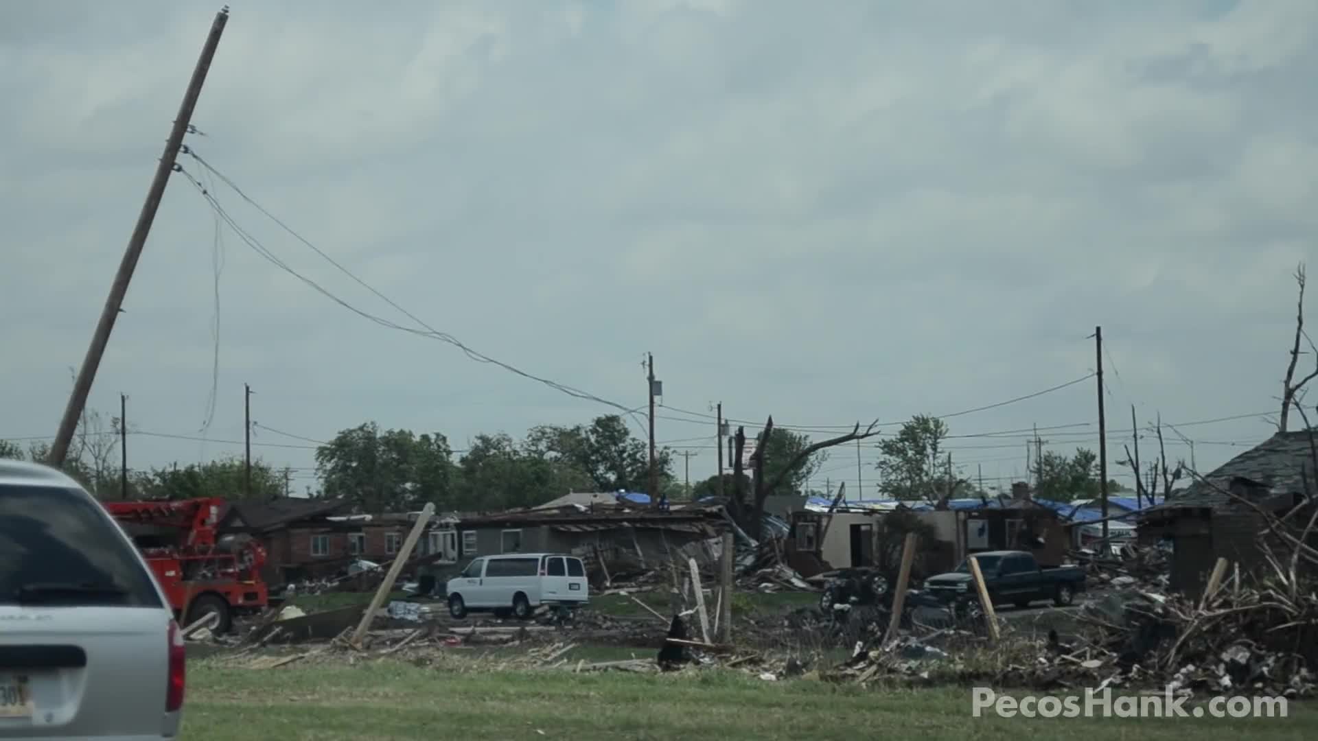 Video: Mẹ vòi rồng nuốt chửng căn nhà đầy kinh hãi