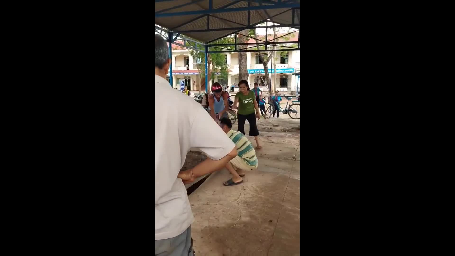 Video: Xuất hiện 'hố tử thần' trong trường học “nuốt chửng” 2 xe của giáo viên