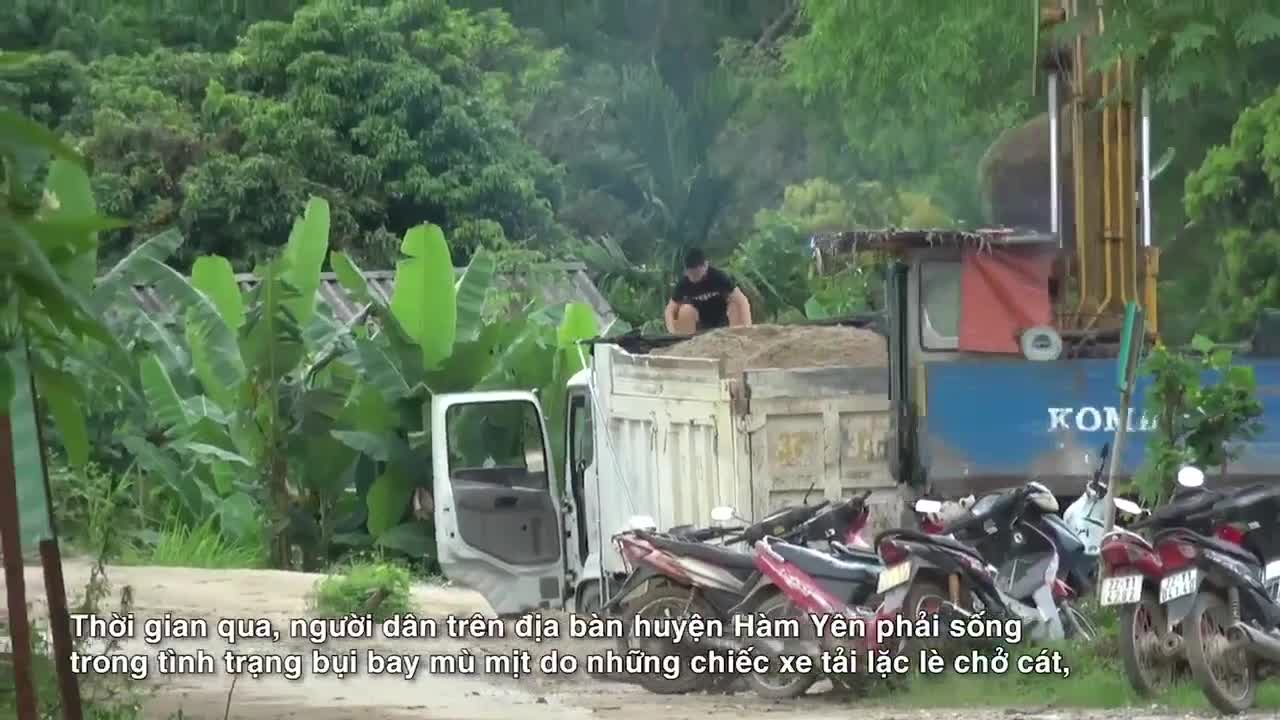 Tuyên Quang: Xe chở cát phá nát đường dân sinh
