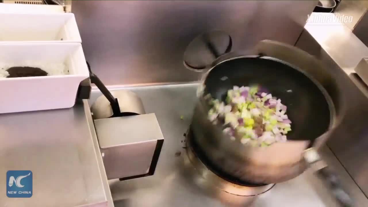 Cận cảnh máy xào nấu tự động tại nhà hàng Trung Quốc