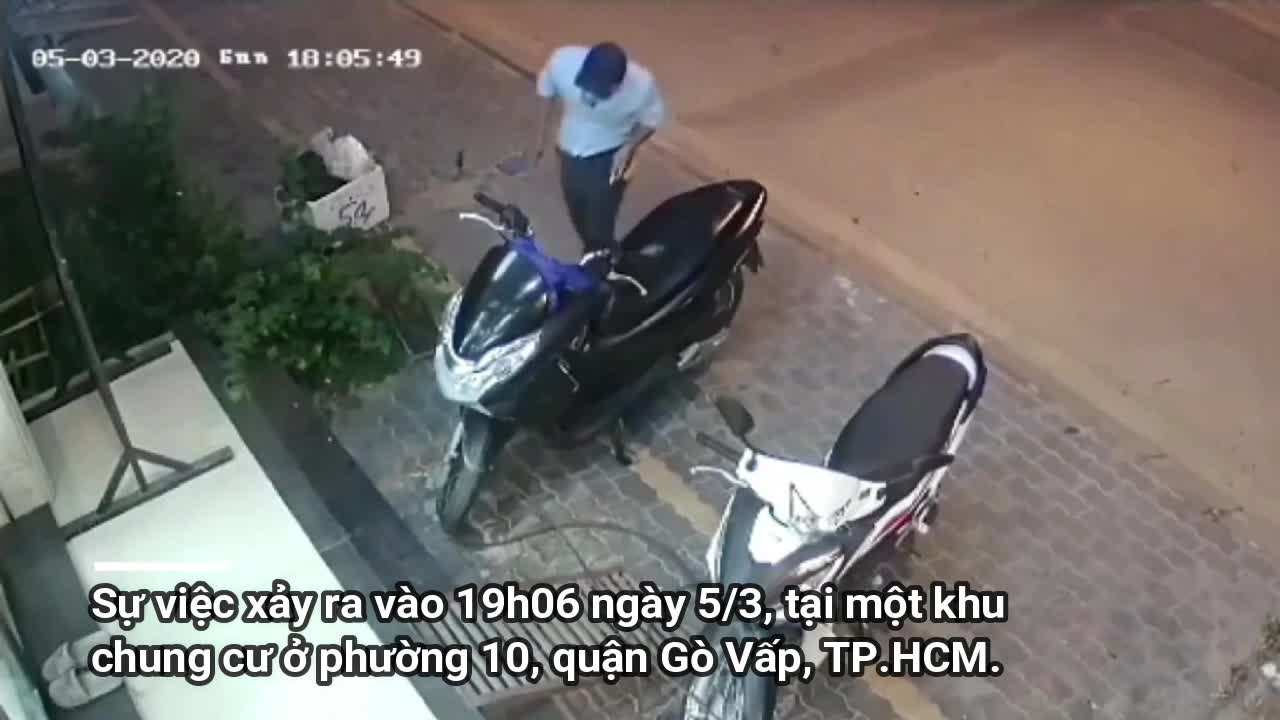 Clip: Xe máy khóa cổ, khóa xích vẫn bị trộm trong 30 giây giữa phố Sài Gòn