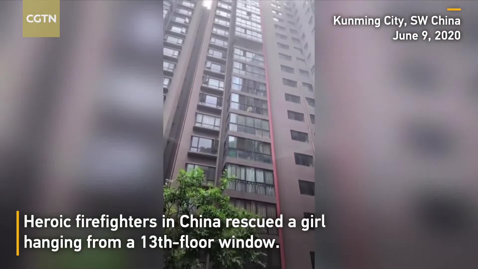 Nghẹt thở xem cảnh sát cứu hộ bé gái kẹt ở ban công tầng 13