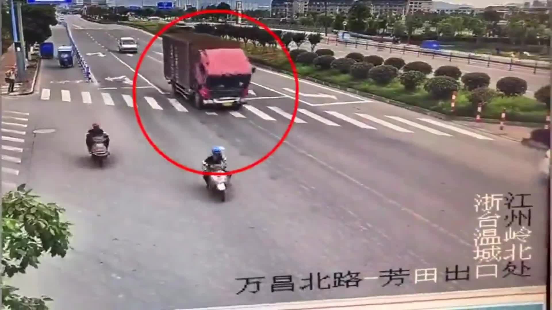 Clip đầu container “rụng” xuống mặt đường vì tránh xe vượt ẩu